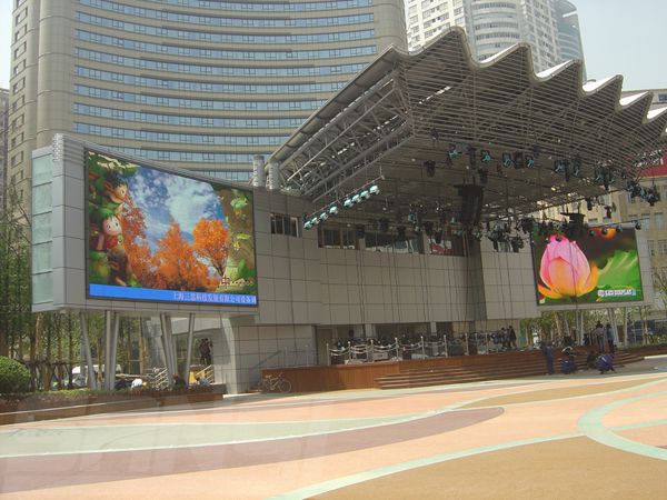 南京東路世紀廣場室外led全彩顯示屏（píng）