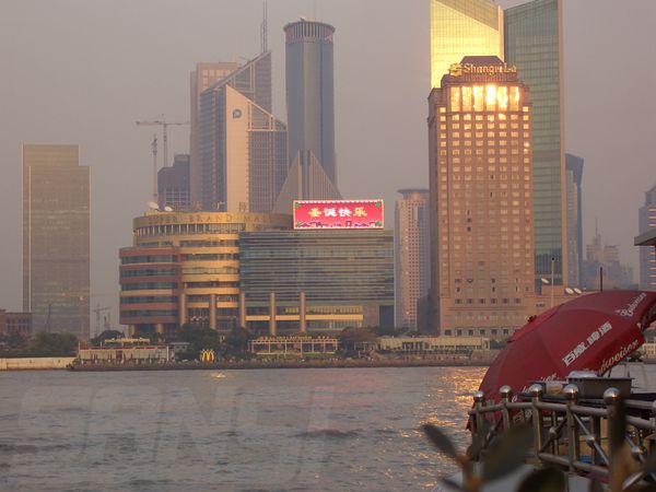 上海市正（zhèng）大廣場室（shì）外全彩色LED顯示（shì）屏