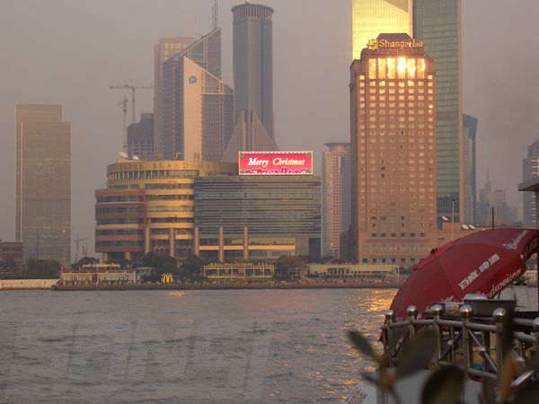 上海市（shì）正大（dà）廣（guǎng）場室外全彩色LED顯示屏