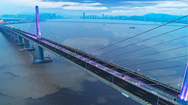 港珠澳（ào）大橋（qiáo）亮燈（dēng）景象