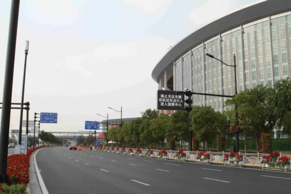 進口博覽會周（zhōu）邊道路多杆合一路燈