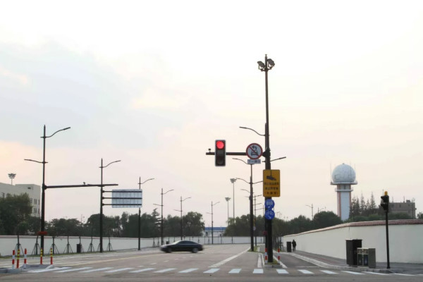 進口博覽會周邊（biān）道路多杆合一路燈