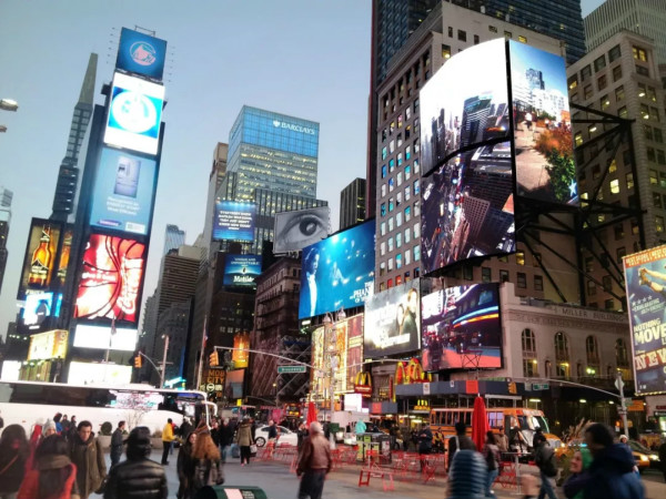 Broadway 1552號，800㎡顯示屏