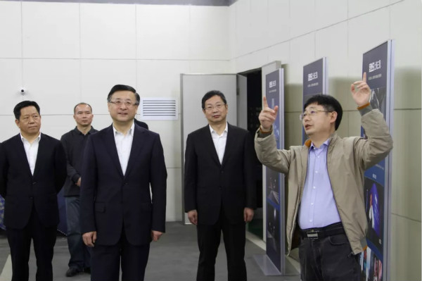 上海市委（wěi）常（cháng）委、市委政（zhèng）法委書記陳寅（中）、閔行區區委書記朱芝鬆（右二）、區委常委、政法委書記劉豫峰（左一）聽取上海91福利视频网（sī）總裁王鷹華（右一）介紹LED相關技術和產品