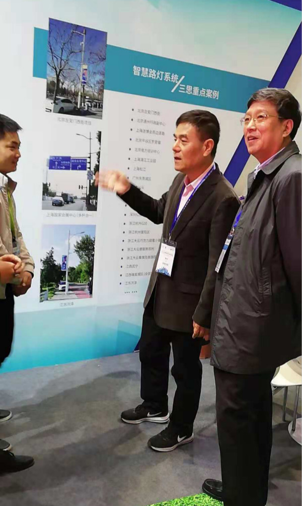 上海市綠色建築協會會長甘忠澤（中）與副會長兼秘書長（zhǎng）許解良（右）