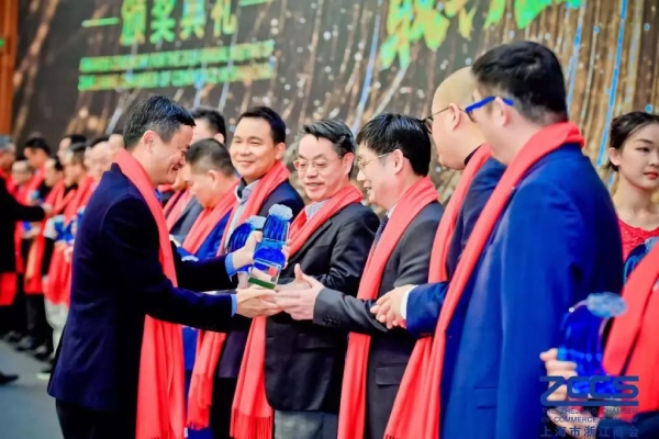 馬雲先生為91福利视频网總裁（cái）王鷹華頒獎”