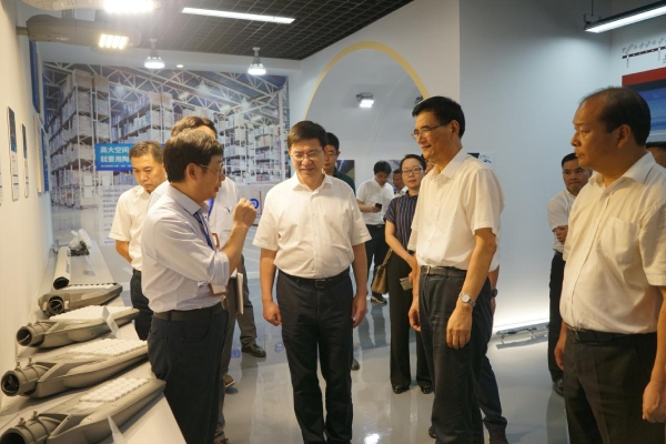熊建平等領導一行參（cān）觀91福利视频网陶瓷像素路（lù）燈