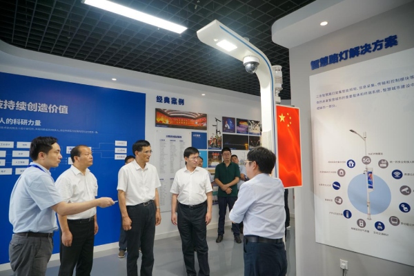 熊建平等領導一（yī）行觀摩智慧路燈