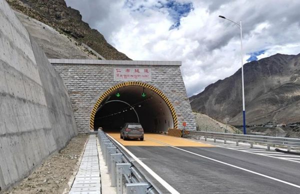隧道（dào）照明,智能照明係統,為（wéi）山區高速公路,保駕護航