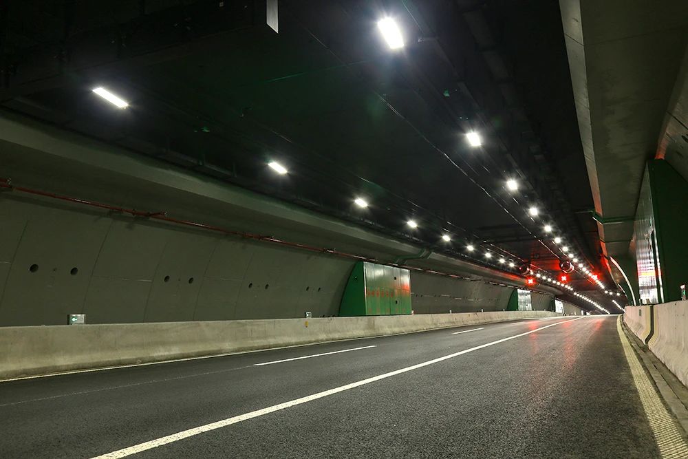 點亮,上海（hǎi）,東（dōng）西大通道,全國至少,2500條隧道,跟閔行,這家（jiā）企業,相關