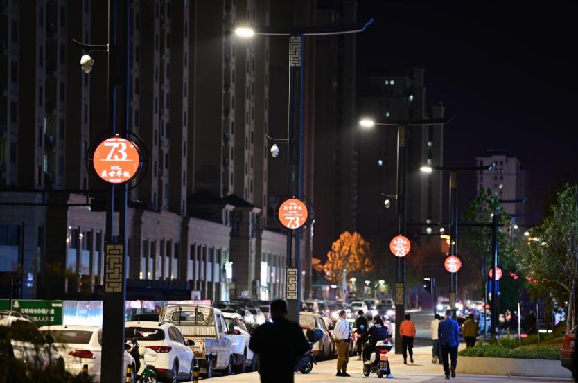 智慧路燈,可（kě）自動調節亮度,行人經過時,自動增亮